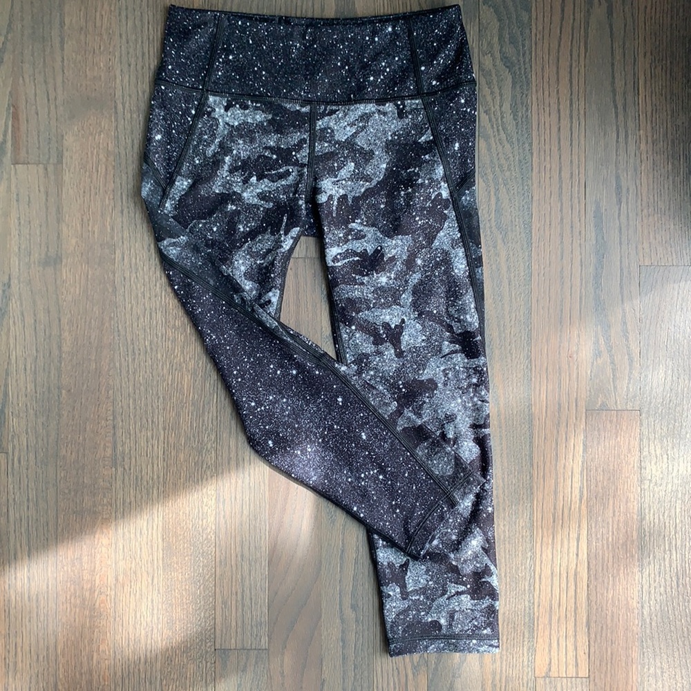 ‘Wear it to heart’ Cropped Leggings